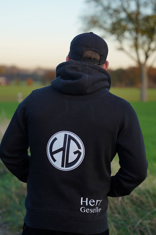 Herr Geselle trägt einen Hoodie