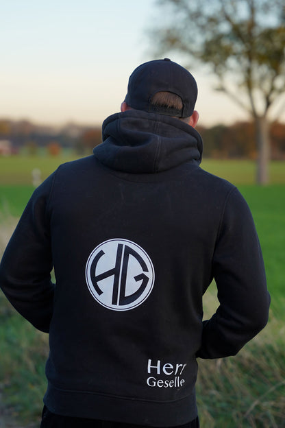 Herr Geselle trägt einen Hoodie