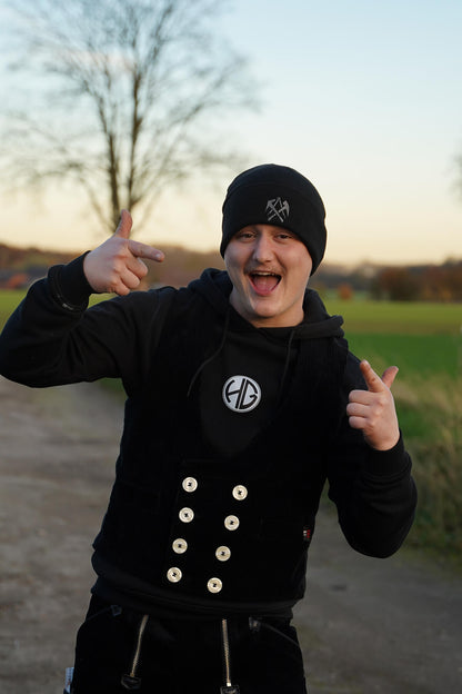 Herr Geselle trägt einen Hoodie