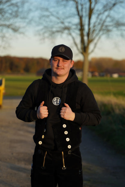 Herr Geselle trägt einen Hoodie