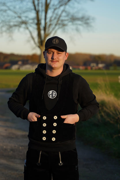 Herr Geselle trägt einen Hoodie