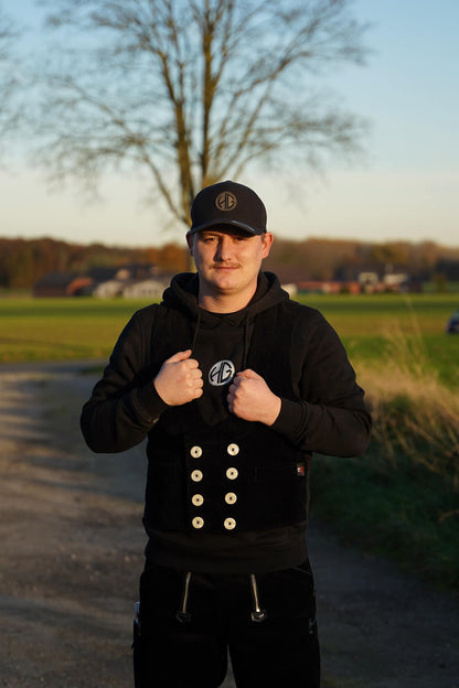 Herr Geselle trägt einen Hoodie