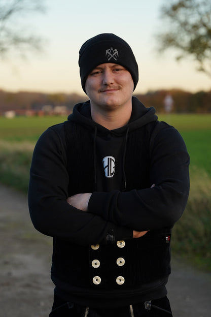 Herr Geselle trägt einen Hoodie