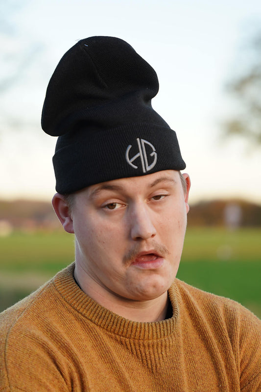 Ansicht einer Wintermütze mit einem gestickten Logo