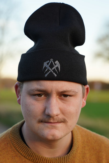 Ansicht einer Wintermütze mit einem gestickten Logo